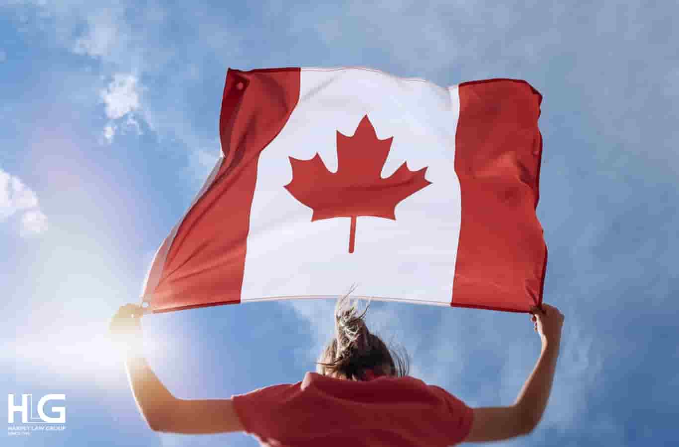 Quốc kỳ Canada có ba dải màu đứng: đỏ – trắng – đỏ